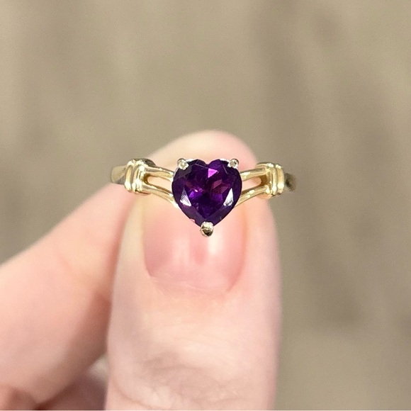 14K Amethyst heart cut deep dark purple solitaire vintage style yellow gold ring - Picture 3 of 12